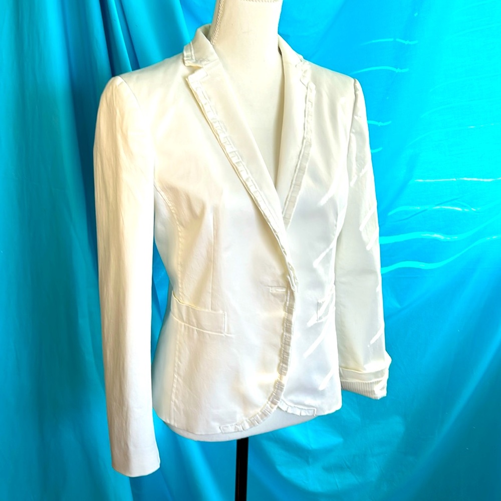 White, size8 Banana Republic cotton/spandex jacket , with long sleeves .